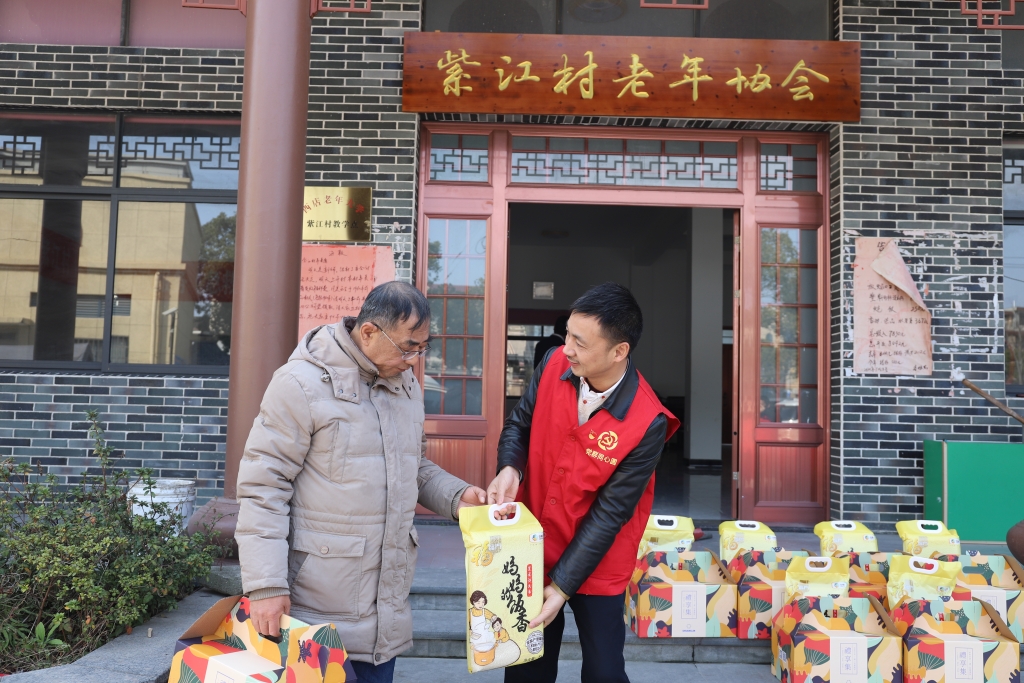 暖春意，敬老情-开云手机端·官方版入口-开云online(中国)多年坚持慰问孤寡老人